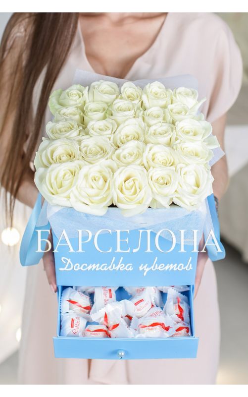 25 белых роз и раффаелло в голубой коробке