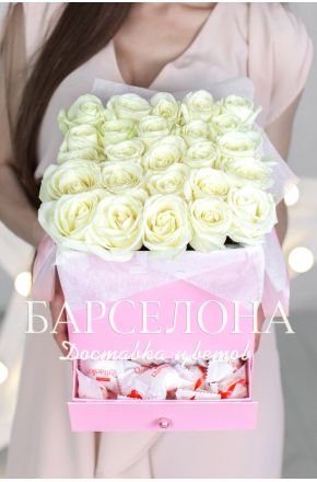 25 белых роз и раффаелло в розовой коробке