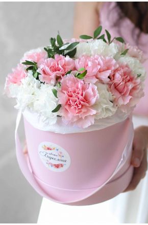 15 белых и розовых диантусов в розовой шляпной коробке
