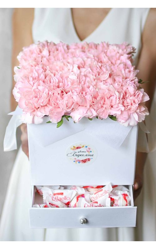  25 розовых диантусов и раффаелло в квадратной коробке