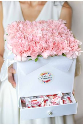  25 розовых диантусов и раффаелло в белой коробке