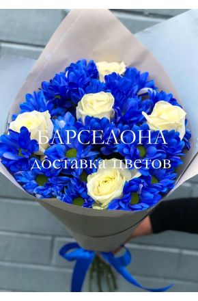Букет из синих хризантем и белых роз