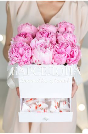 Коробка из 9 розовых пионов с раффаелло