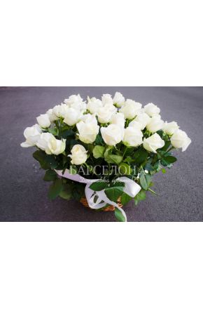 Корзина из 25 белых роз 60 см. с зеленью
