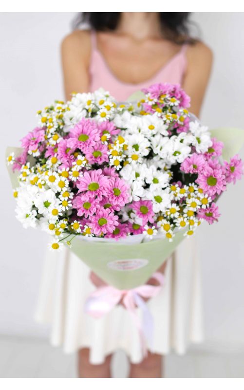 Авторский букет: хризантема Сантини, полевые ромашки (матрикария)