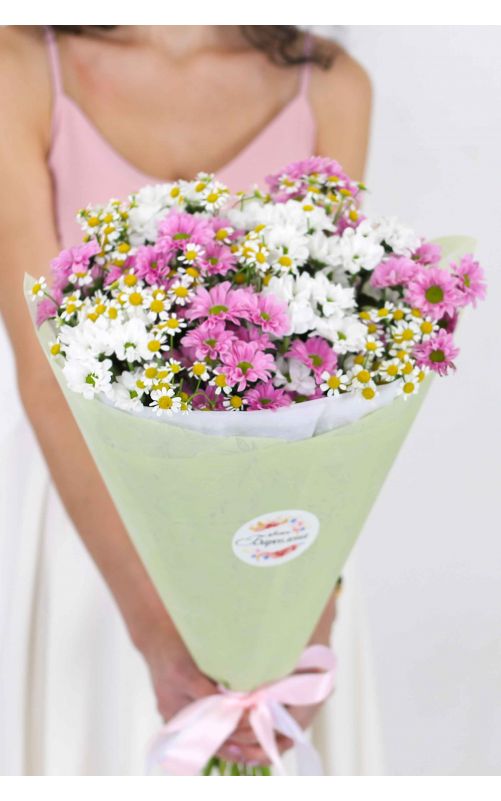 Авторский букет: хризантема Сантини, полевые ромашки (матрикария)