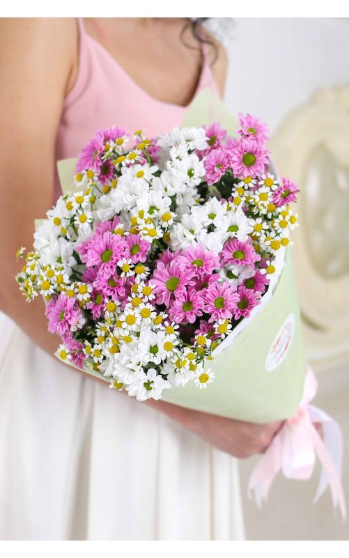 Авторский букет: хризантема Сантини, полевые ромашки (матрикария)