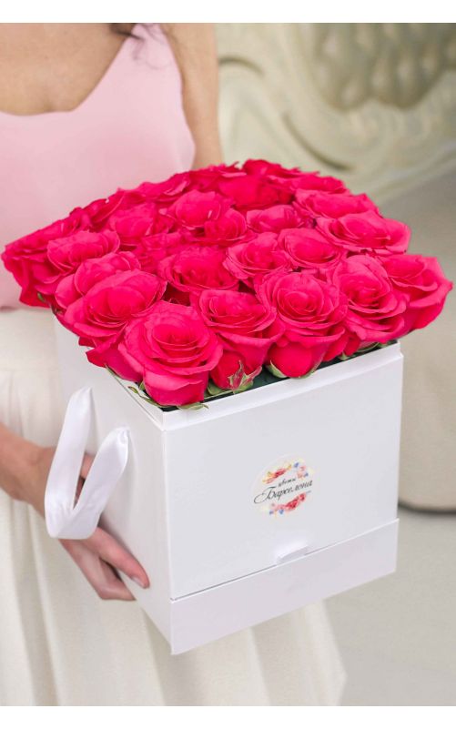 Розовые розы в коробке 25 + конфеты 