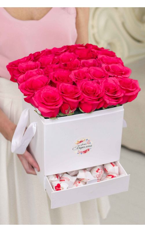 Розовые розы в коробке 25 + конфеты 