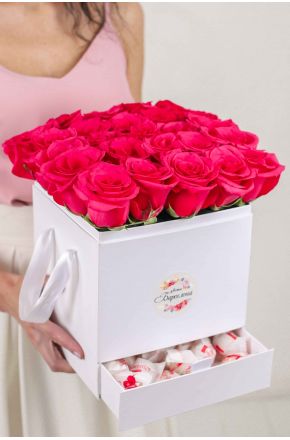  25 розовых роз и раффаелло в белой коробке