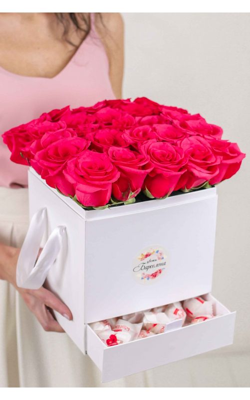 Розовые розы в коробке 25 + конфеты 