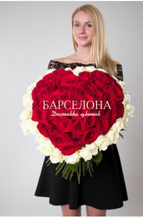 Сердце из 51 розы с окантовкой 50 см