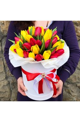 Шляпная коробка из 35 красного и желтого тюльпана