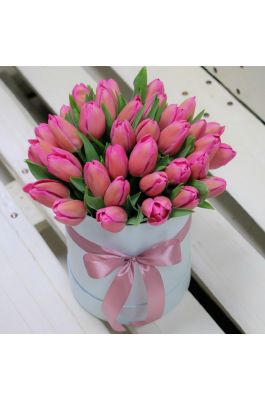 Шляпная коробка из 35 розовых тюльпанов