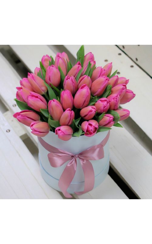 Шляпная коробка из 35 розовых тюльпанов