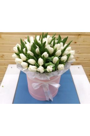 Шляпная коробка из 35 белых тюльпанов